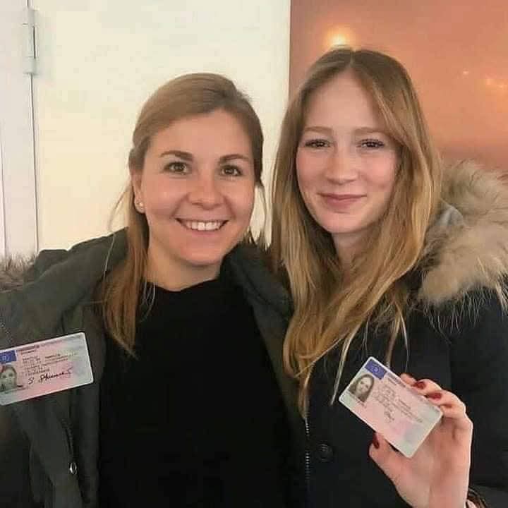 Zufriedene Kundinnen mit ihrem neuen Führerschein