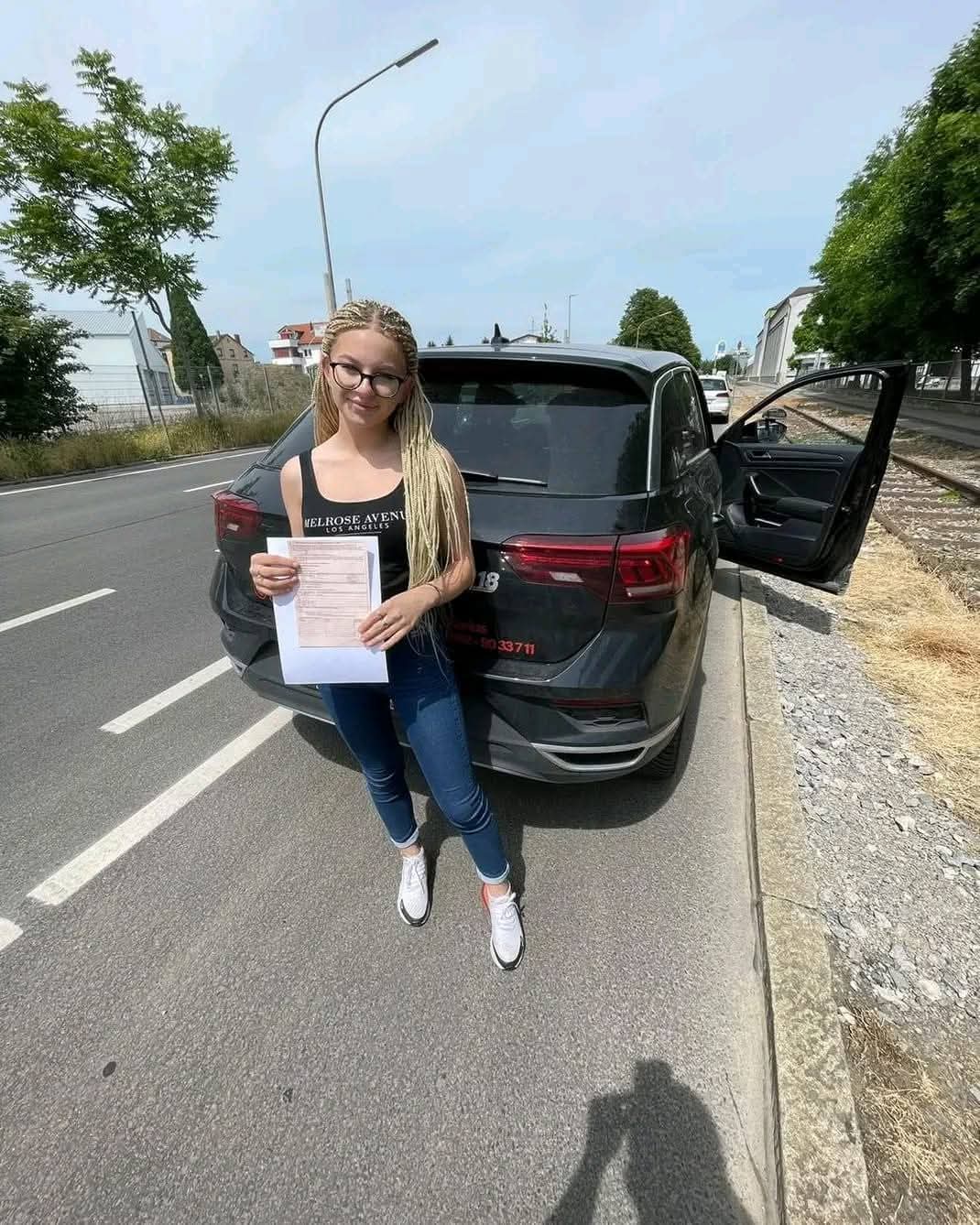 Fahrschülerin mit bestandener Prüfung